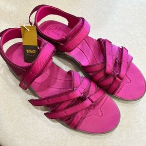 NWT Teva sandals - Women’s size 6